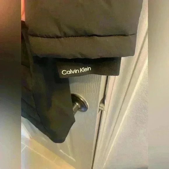 Ladies Calvin Klein puffed coat with hood in black. - Picture 6 of 8